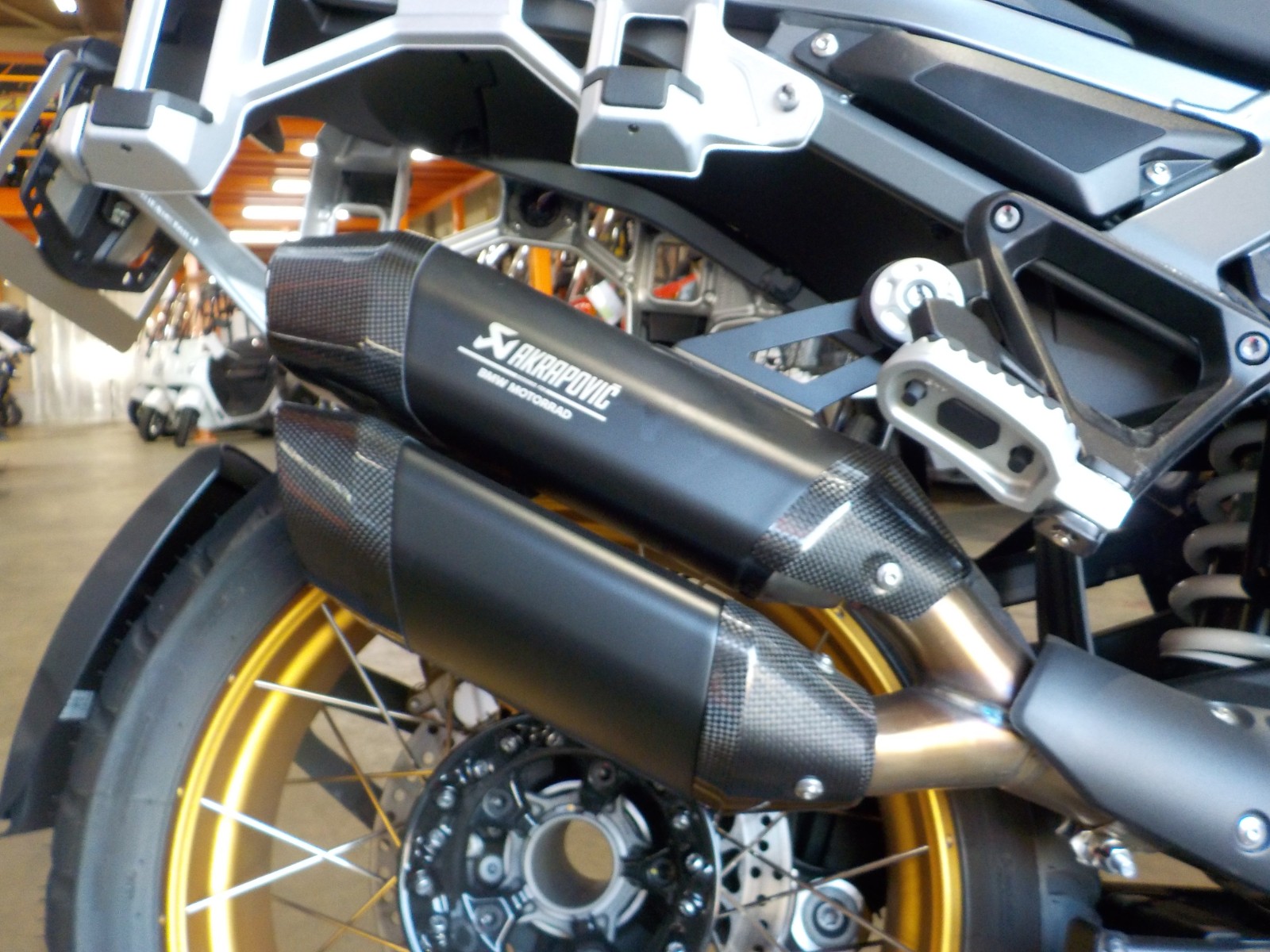 ディーラ―オプションのアクラポビッチのデュアルチタンマフラーを装備したライトカスタム