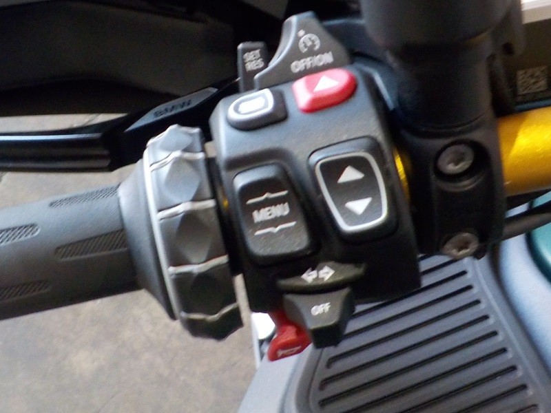 スイッチボックスに傷や使用感。ハンドルバーに小さなガリ傷が入っています。