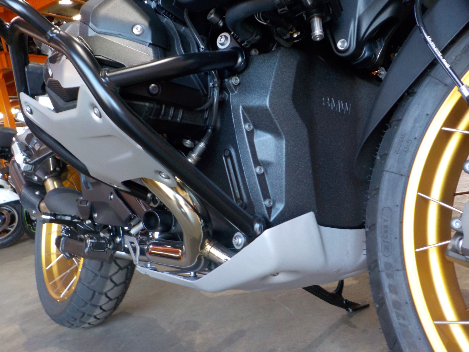 エンジンガードに極細かい傷が入っています